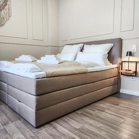 Geli Homes L1 - 2X Zimmer, 2X Kingsize Bett, 1 Bis 4 Personen, Parkplatz, Tv, Wifi, Top Kueche, Kaffee, Tee Luenen Luaran gambar