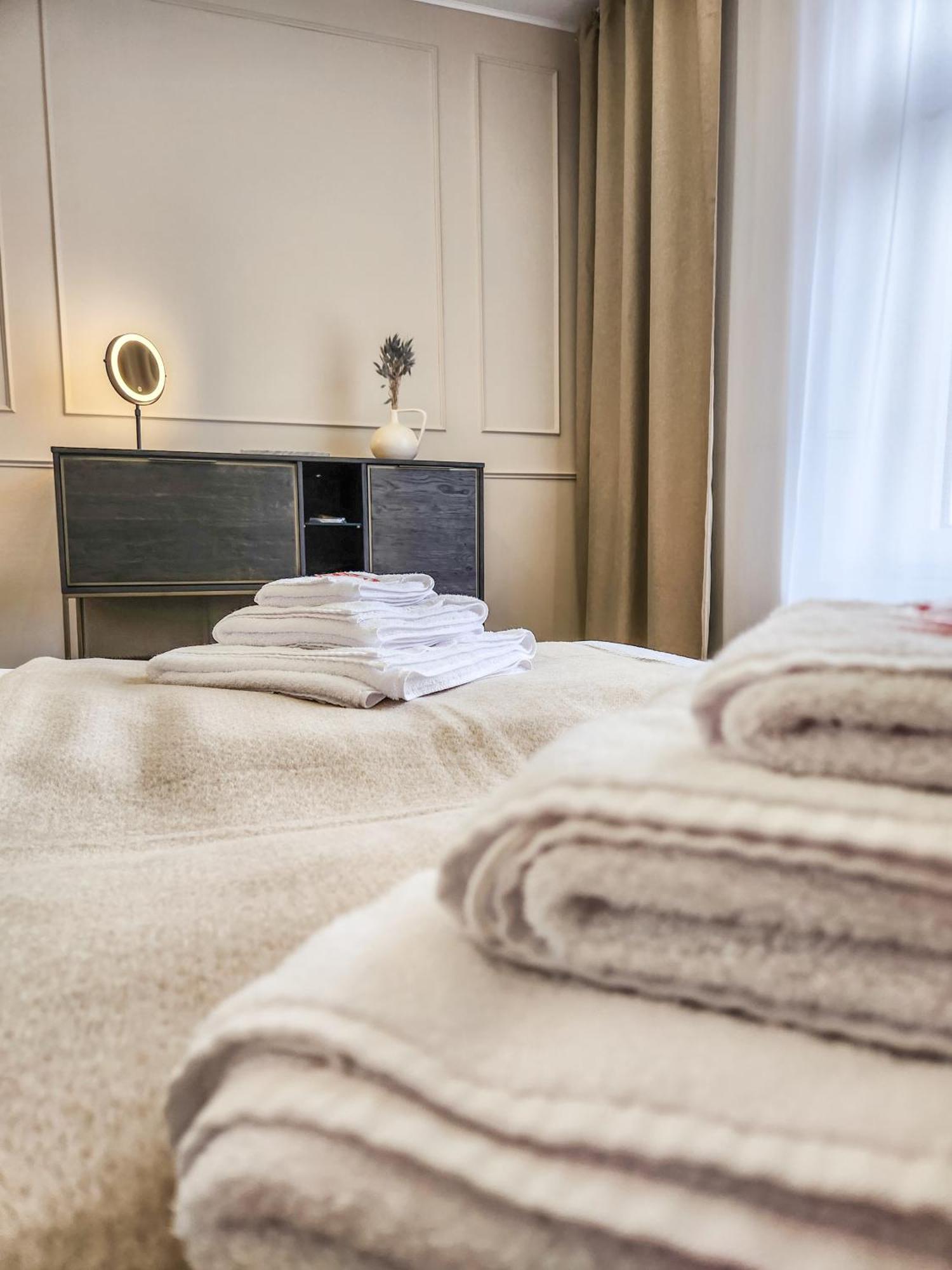 Geli Homes L1 - 2X Zimmer, 2X Kingsize Bett, 1 Bis 4 Personen, Parkplatz, Tv, Wifi, Top Kueche, Kaffee, Tee Luenen Luaran gambar