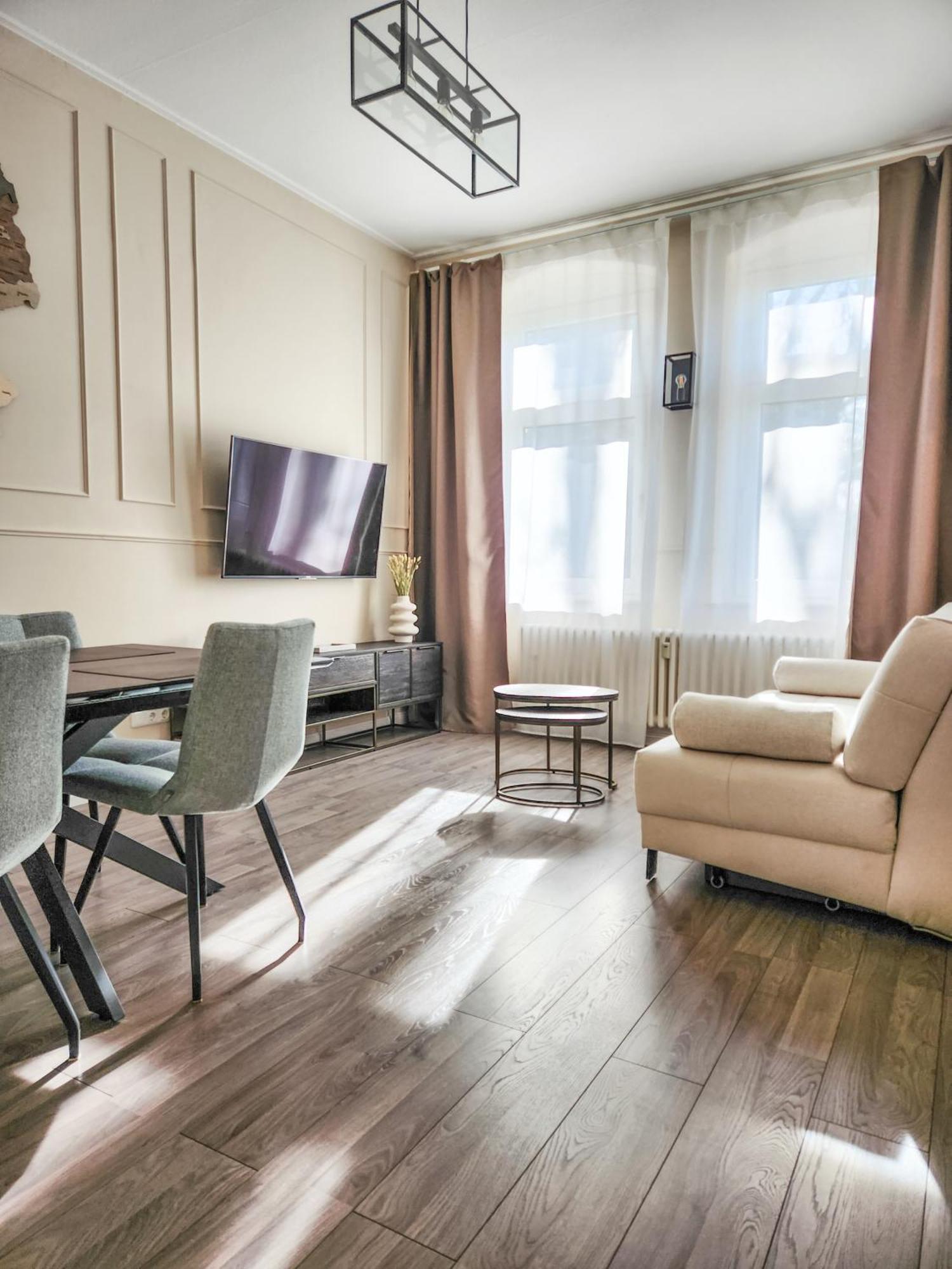 Geli Homes L1 - 2X Zimmer, 2X Kingsize Bett, 1 Bis 4 Personen, Parkplatz, Tv, Wifi, Top Kueche, Kaffee, Tee Luenen Luaran gambar
