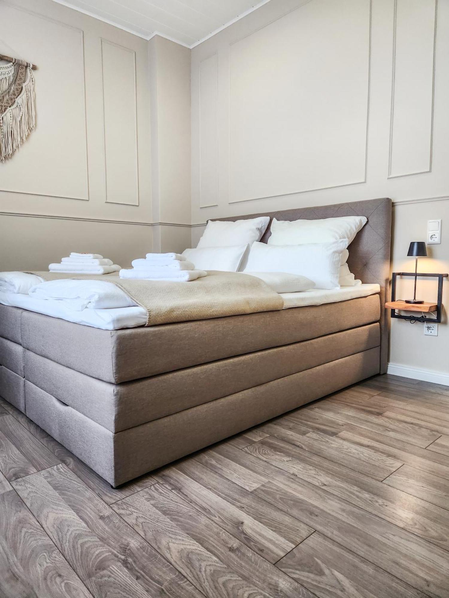 Geli Homes L1 - 2X Zimmer, 2X Kingsize Bett, 1 Bis 4 Personen, Parkplatz, Tv, Wifi, Top Kueche, Kaffee, Tee Luenen Luaran gambar