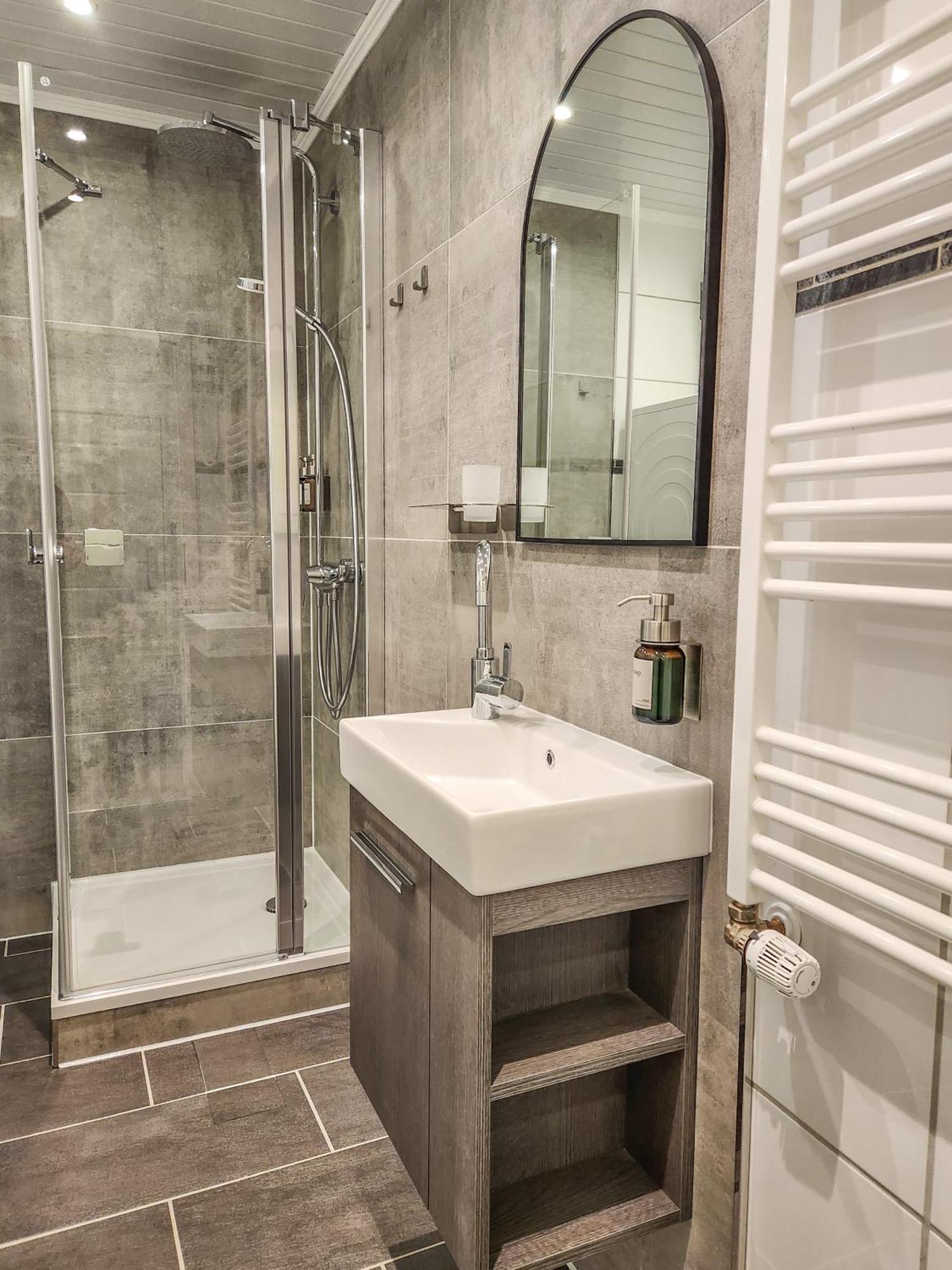 Geli Homes L1 - 2X Zimmer, 2X Kingsize Bett, 1 Bis 4 Personen, Parkplatz, Tv, Wifi, Top Kueche, Kaffee, Tee Luenen Luaran gambar